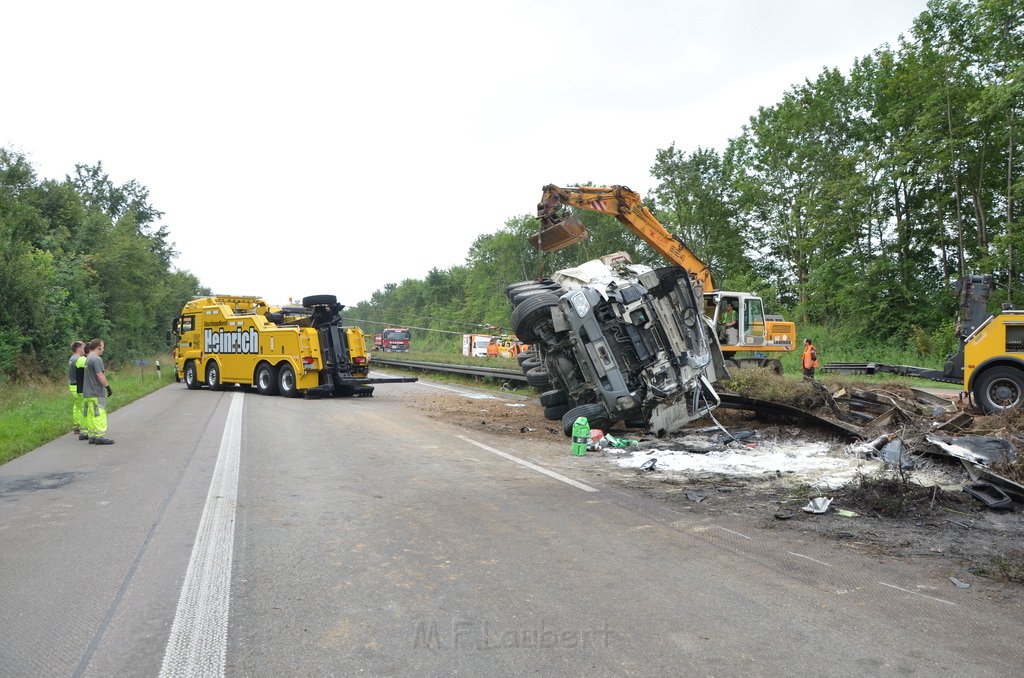 LKW umgestuerzt A 1 Rich Saarbruecken P193.JPG